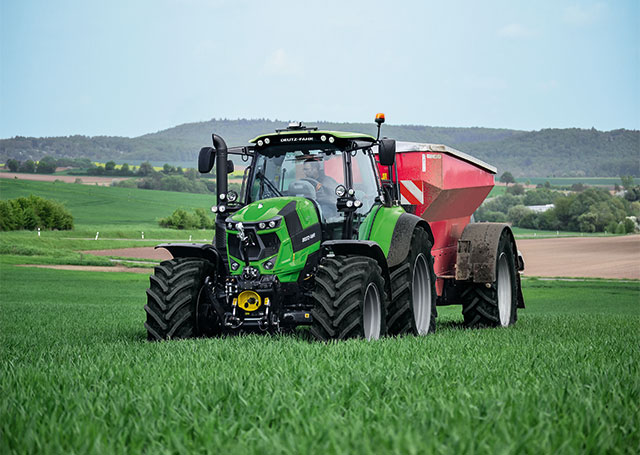 DEUTZ-FAHR Serie 6 en campo